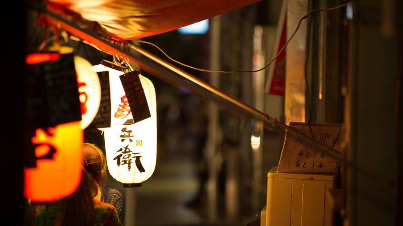 城市街道夜景里面昏黄的路灯在风中摇曳-UI素材库