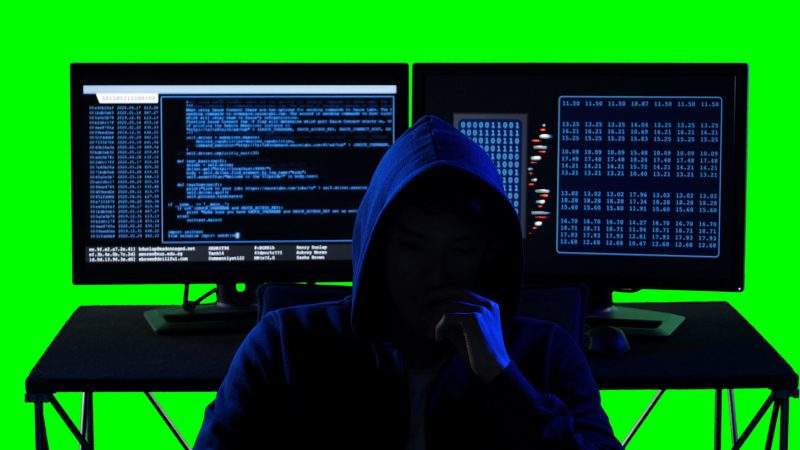黑客在绿屏背景下编写计算机语言程序并进行数据处理-UI素材库