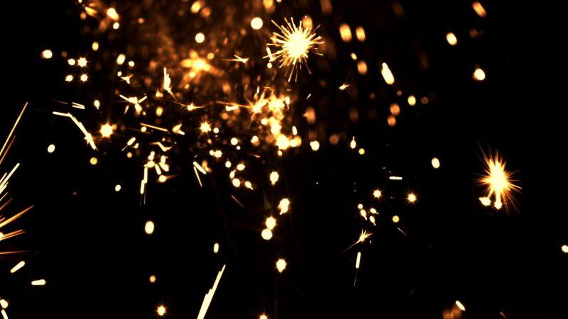 黑色背景上的新年仙女棒烟花-UI素材库