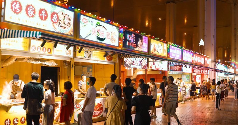 晚上夜市摊前灯火通明人来人往视频素材模板下载-UI素材库