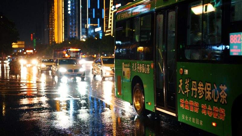 下雨天的城市夜景汽车在街道中行驶视频素材模板下载-UI素材库