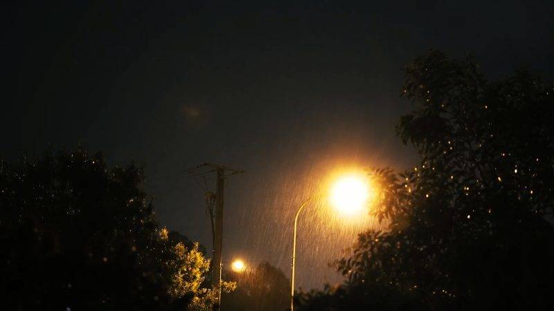 下雨天夜晚昏黄路灯下的雨点视频素材模板下载-UI素材库